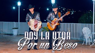 Vignette de la vidéo "Doy La Vida Por Un Beso - Los Hermanos León (video oficial)"