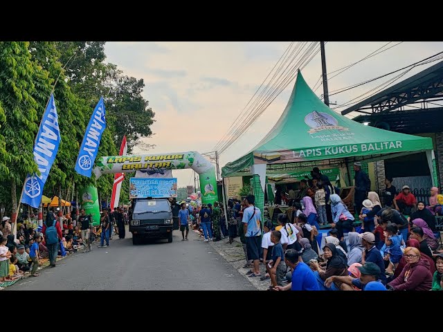 Sudah diberangkatkan..suasana saat ini karnaval tuwuhrejo kesamben full penonton class=