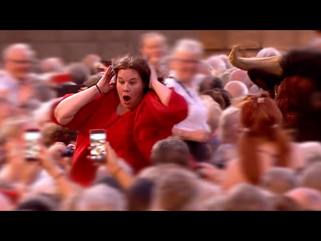 Shocking: Bull attacks woman at concert! — (André Rieu - España Cani) class=