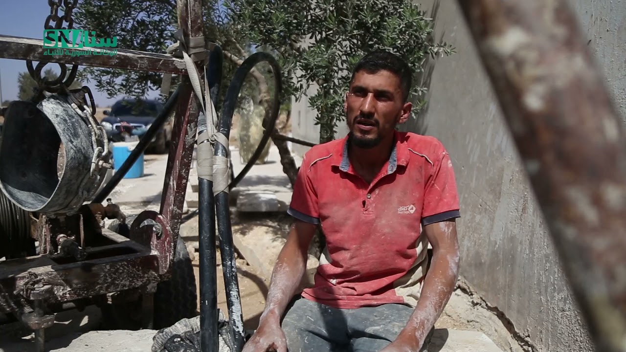 في أجواء خطرة، يعمل محمد الحزوري في حفر الآبار شمال حلب وينشر مغامراته في مواقع التواصل الاجتماعي