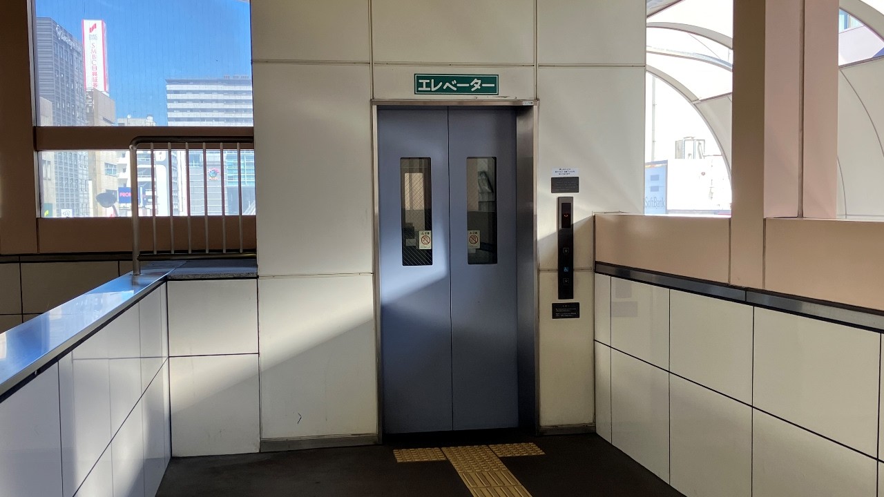 キンコンベル搭載　北九州モノレール 平和通駅1,2番線のエレベーター（日立製）