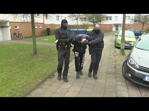 18.01.2022 Video: Festnahme von Beschuldigtem der Überfälle in Rostock - SEK überwältigt 37-Jährigen