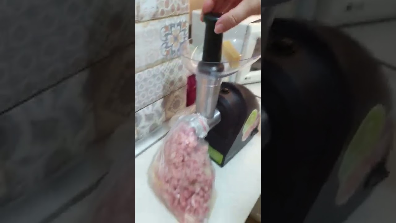 How does a meat grinder work? 