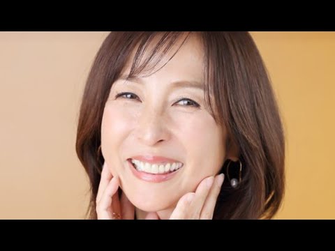 伝説のグラビアクイーン かとうれいこ56歳 背中ざっくりコーデが 美しすぎる スタイル抜群 