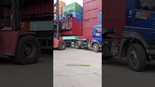 Detik-Detik Kontainer Puluhan Ton Ditaruh ke Truk Trailer! Kok Bisa Pas Banget?#fyp#viral#shorts