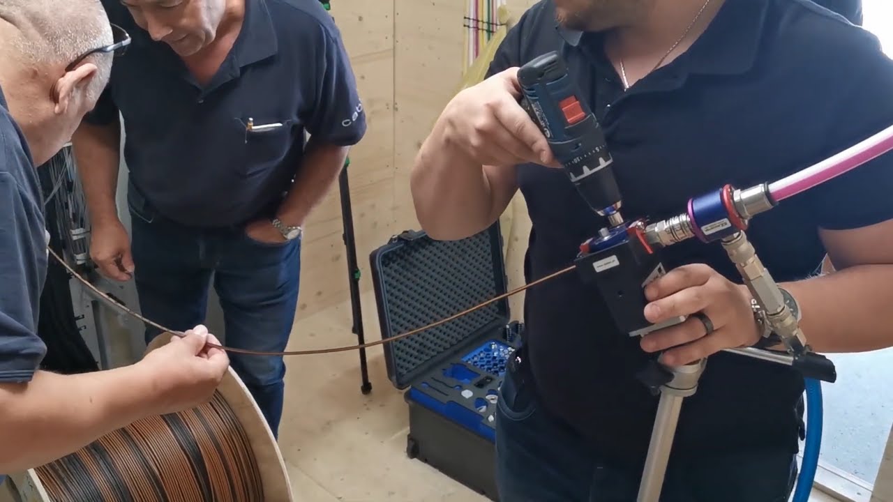 Glasfaser LWL einblasen mit der kleinsten Glasfaser Einblass Einheit auf dem FTTx Markt