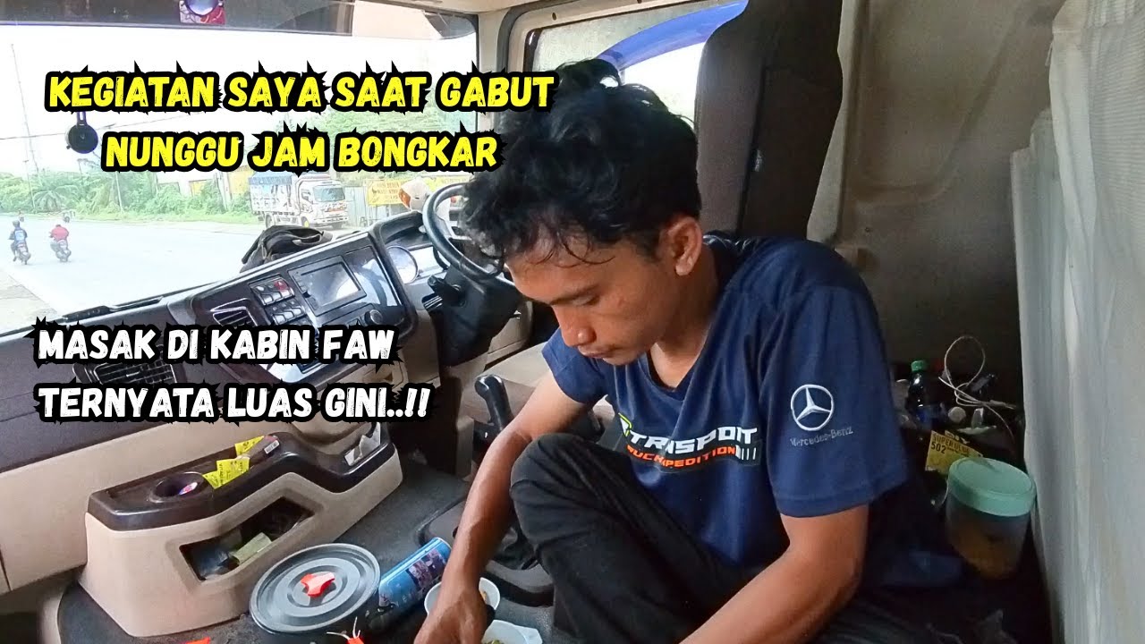 Kesibukan supir truk Saat Menunggu Jam Bobgkar