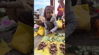 យាយៗលក់បន្លែធម្មជាតិ​ នៅផ្សាររ៉ា​ ខេត្តតាកែវ​ គាត់រួសរាយខ្លាំងណាស់ | Takeo Province