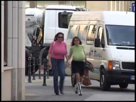 Milena & Nadine Try to Catch the Bus