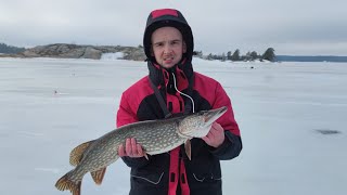 Зимняя рыбалка на жерлицы.Рыбалка в  Финляндии.Щука 6+!Финский залив.