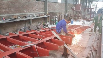 Em Cầu dẫn xe nâng Container yêu kiều bên cạnh anh Bàn cân ô tô 120 tấn đang nằm ngửa