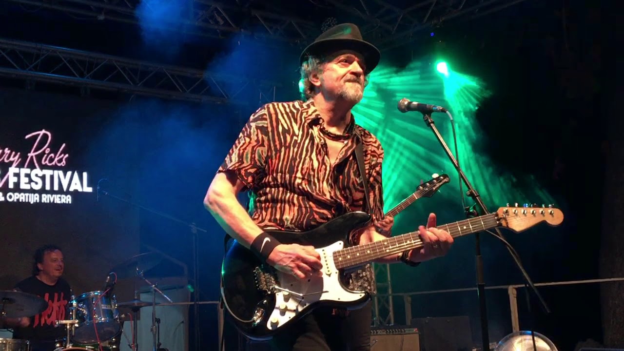 photo of keith thompson with guitar on stage