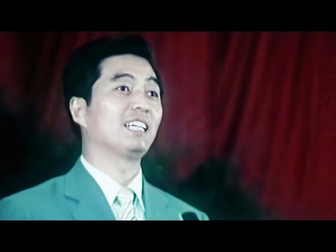 “很英俊 个子也高 比较瘦 是个很引人注目的人” 时年41岁的胡锦涛主席给来华访问的日本青年留下了深刻的印象。