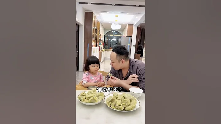 难得女儿孝顺爸爸一回，还这么讲究干嘛😂😂#爸爸带娃 #萌娃搞笑日常 - 天天要闻