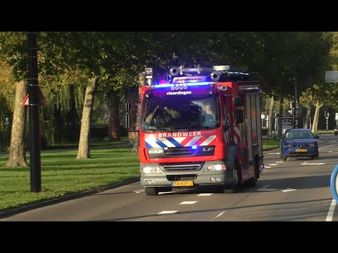 Brandweer Vlaardingen (17-0332) en politie met spoed naar een woningbrand in Vlaardingen