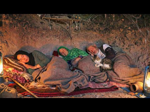 العيش في كهف بارد خلال الخريف الحياة العائلية والاستعداد لفصل الشتاء والطهي داخل الصخرة