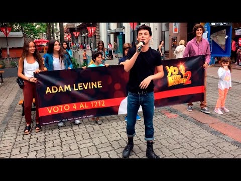 Adam Levine hace campaña en Plaza Matriz