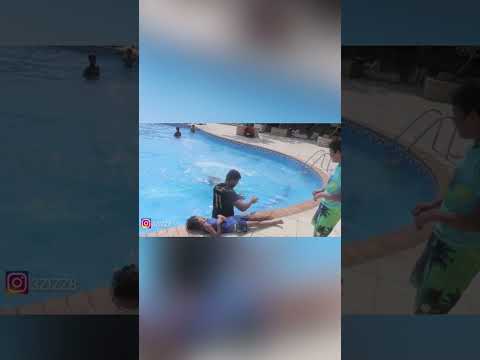 عزيز رمى رائد بالمسبح وبغى يموت المزح الخطأ إسكتش تمثيلي Shorts Video 