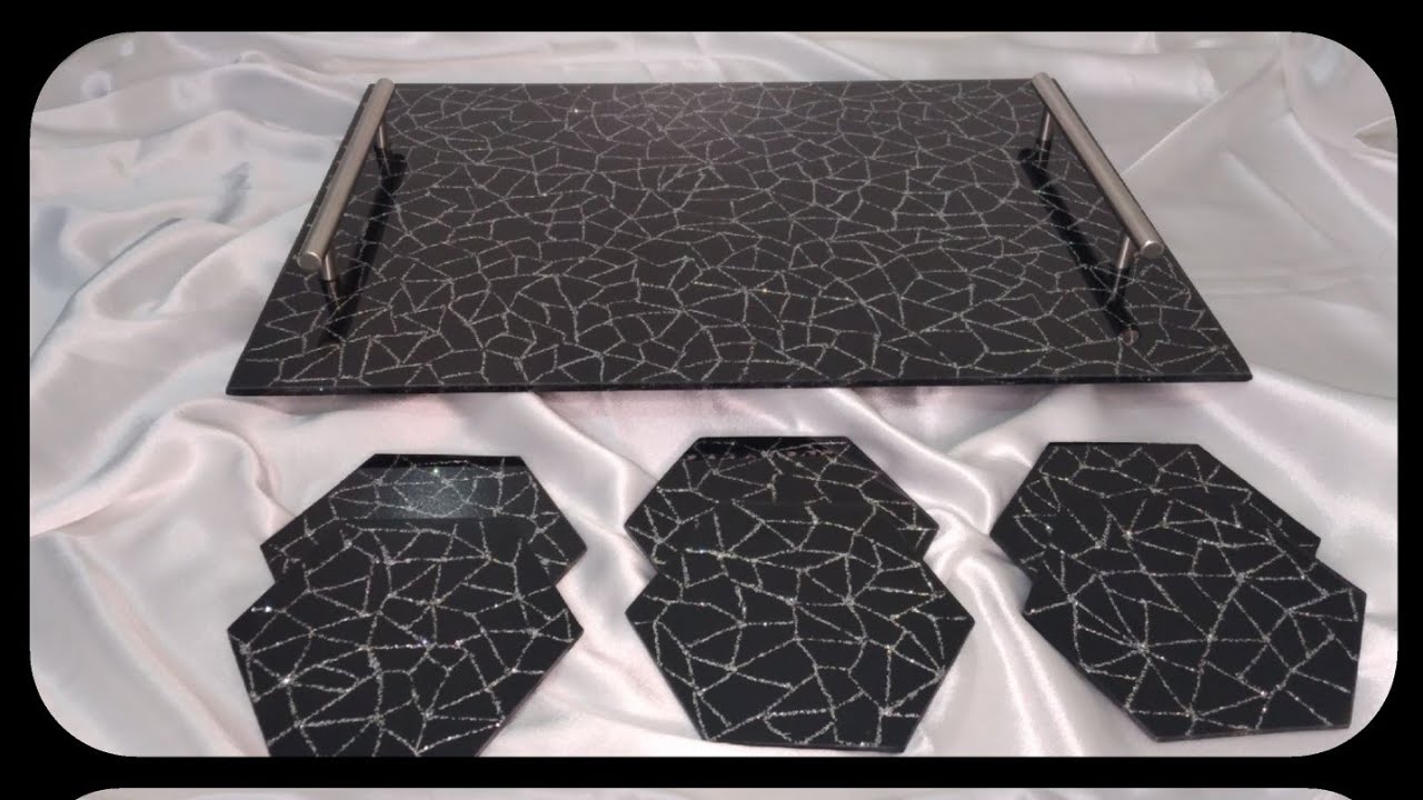 بلاطو زجاج رخامي أسود مع صحون صغيرة لتقديم الحلوى