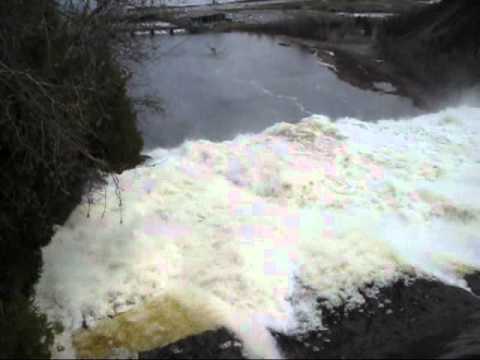 Vidéo: 14 Superbes chutes d'eau à Rival Niagara