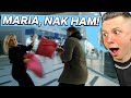 Smadrer gammel dame med pude i shopping-center!
