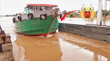 Sà lan ngược dòng chảy xiết bị nước cuốn nguy hiểm