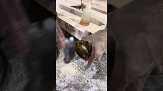 Deuren maken van oud iepenhout | Traditioneel vakmanschap door Qingjing Lanshan 🪵🔨 #houtbewerking #viralvideo