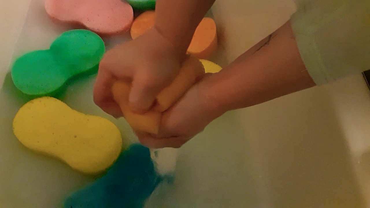 Rinsing car sponges in Pinalen - YouTube