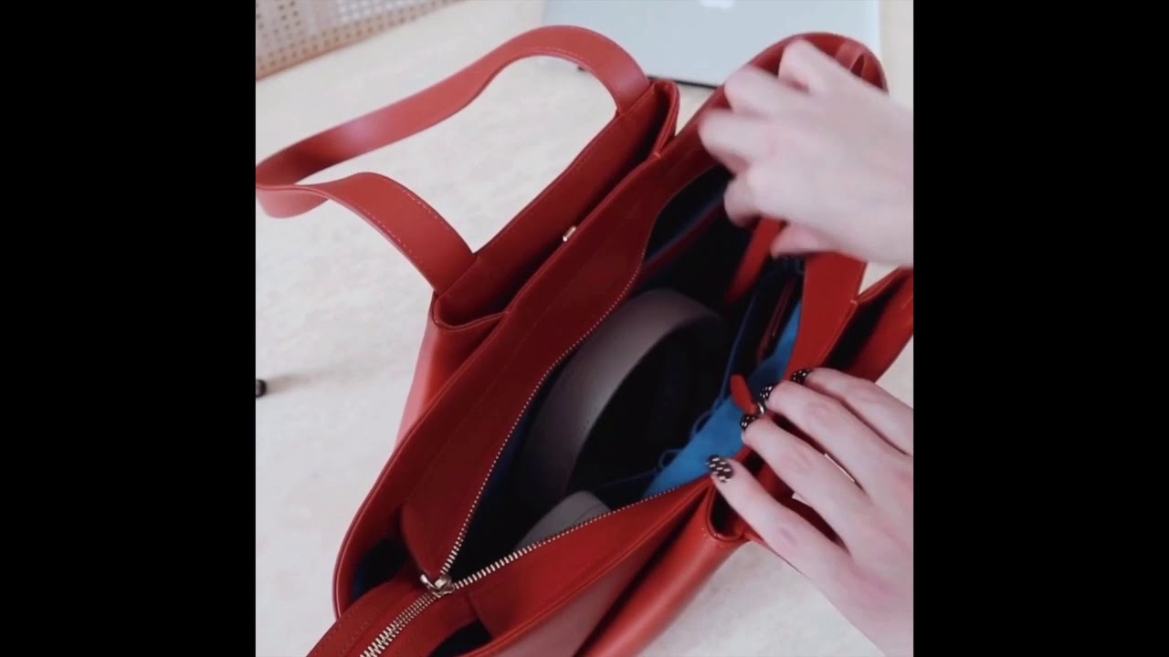 What's fits in my Midi Pyramid KAAI laptop bag - By Paulien Riemis