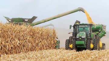John Deere S780 Combines and 16-Row Corn Headers Harvesting Corn | BIG Harvest