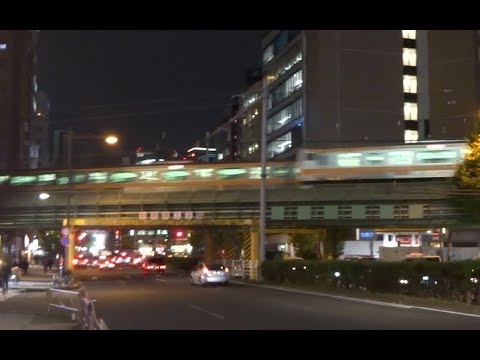 旧万世橋駅付近の中央通り鉄橋を走行する中央快速線E233系の上下線