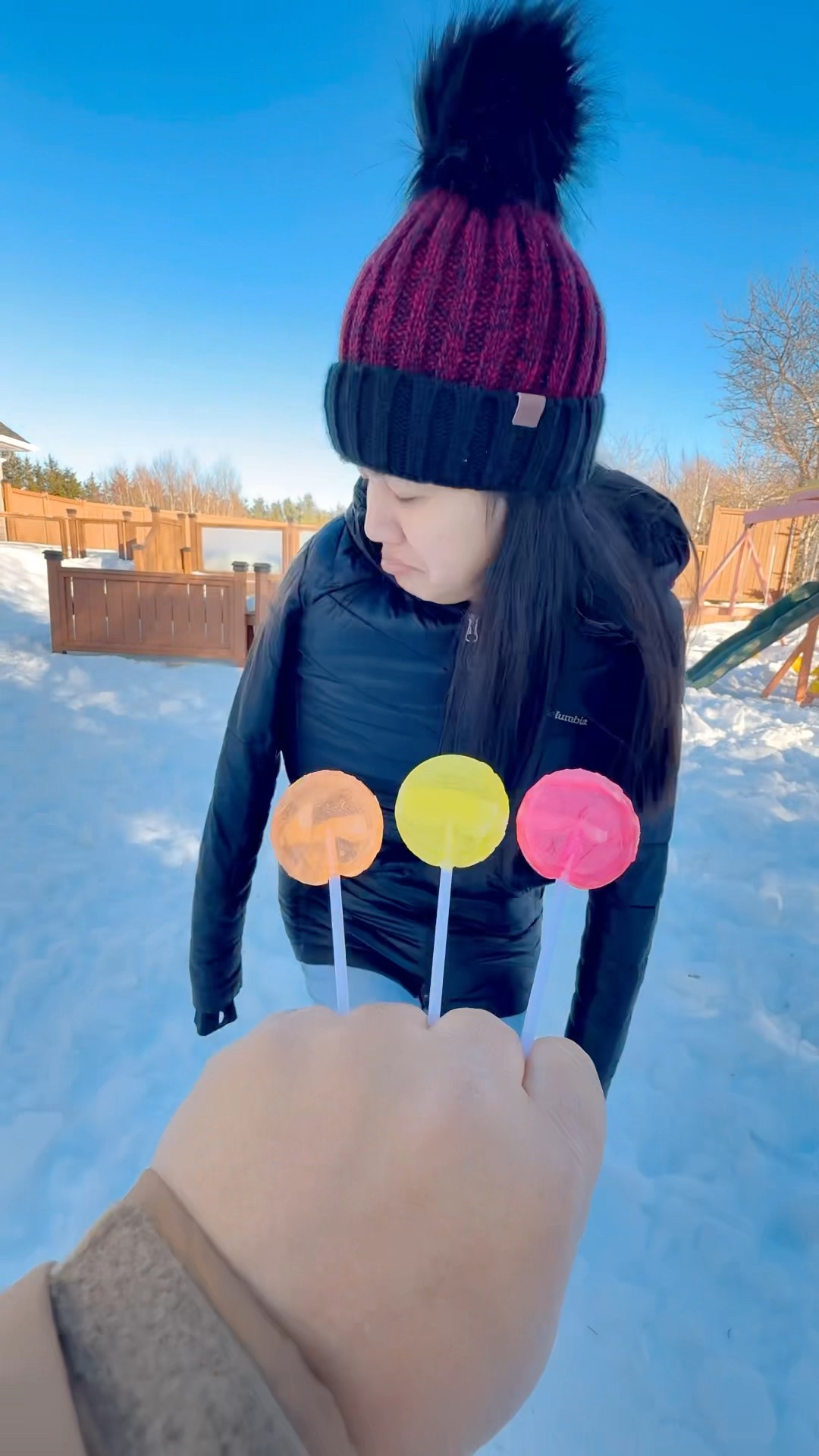 Baby brother helps mom and sibling get their lollipop ???