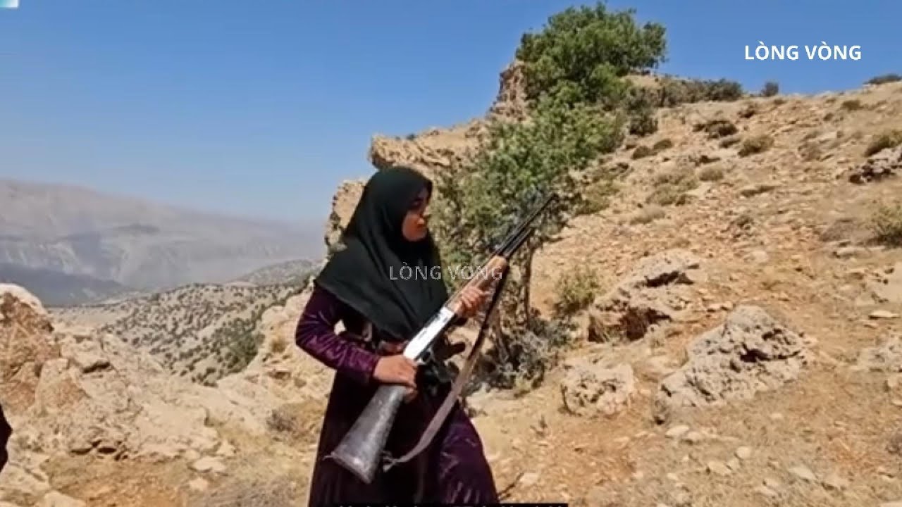 Hai Mẹ Con Đi Săn Giữa Núi Non Trung Đông Khắc Nghiệt