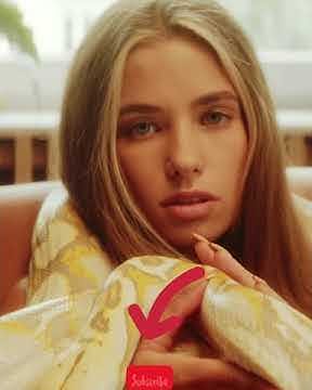 Girl holding python with hands 🐍 #nature #shorts #reptile - YouTube