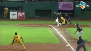 20130705 CPBL 獅VS象 8上 郭俊佑三游間穿越安打帶1分打點