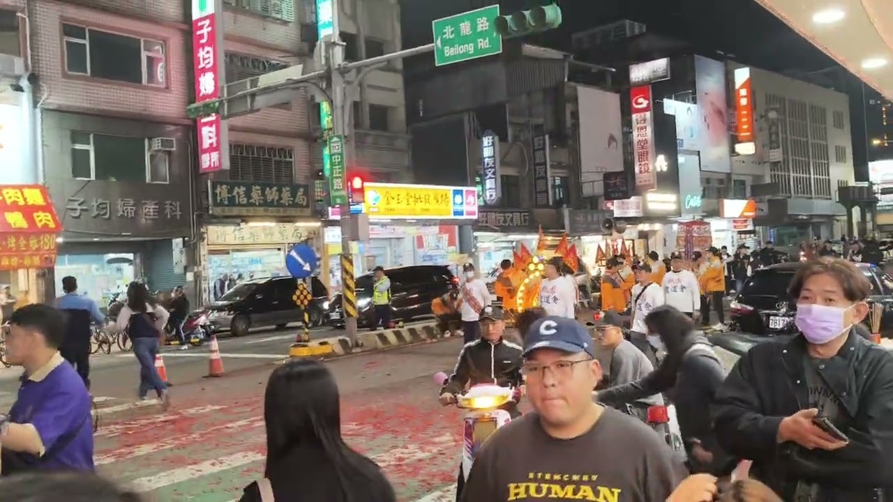 2026/02/28桃園龍潭龍元宮接財神是龍潭客庄重要的百年傳統熱鬧踩街，「南蜂炮、北天燈、迎古董、接財神」3