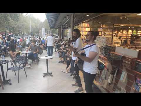 Bağdat Caddesi'nde canlı müzik performansı