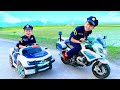 Domは新しい警察のオートバイと車のおもちゃを演じます