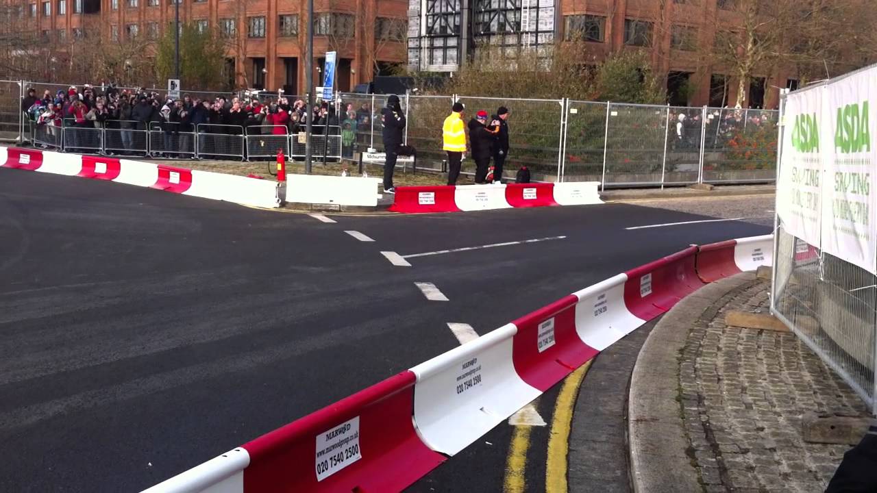 LOUD ! V8 Formula 1 Engine Sound Red Bull F1- 2011 Mark Webber Demo