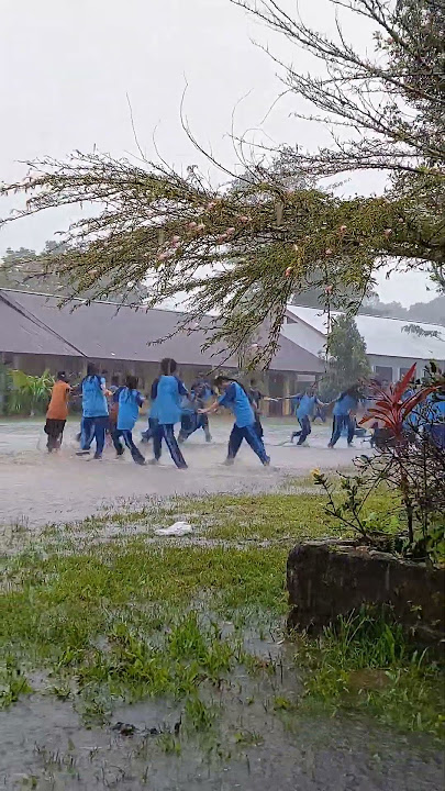 Jam isrirahat, lengah dikit udah basah kuyup main hujan, macam pengin ngikut dong☺️