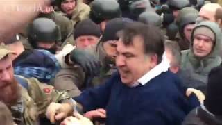 Как Саакашвили вытаскивали из машины СБУ | Страна.ua