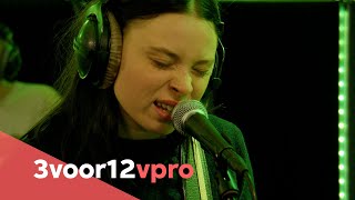 Momma  - 'Bang Bang' & 'Speeding 72' Live @ 3FM (VoorAan)