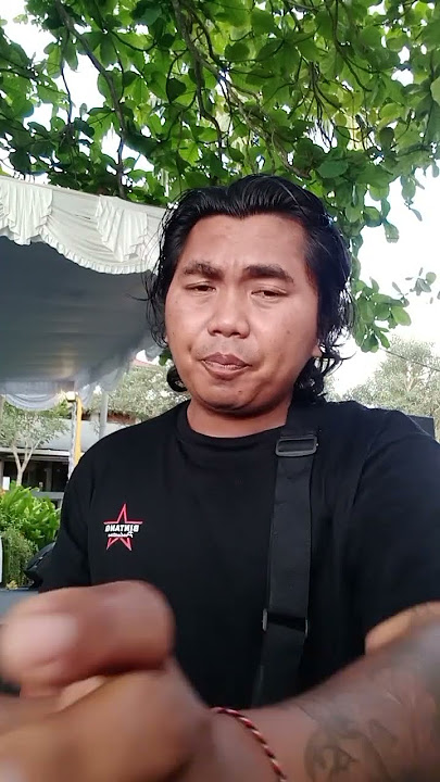 Minum bir di Pantai Medewi
