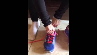 How to put on your shoes (step by step)