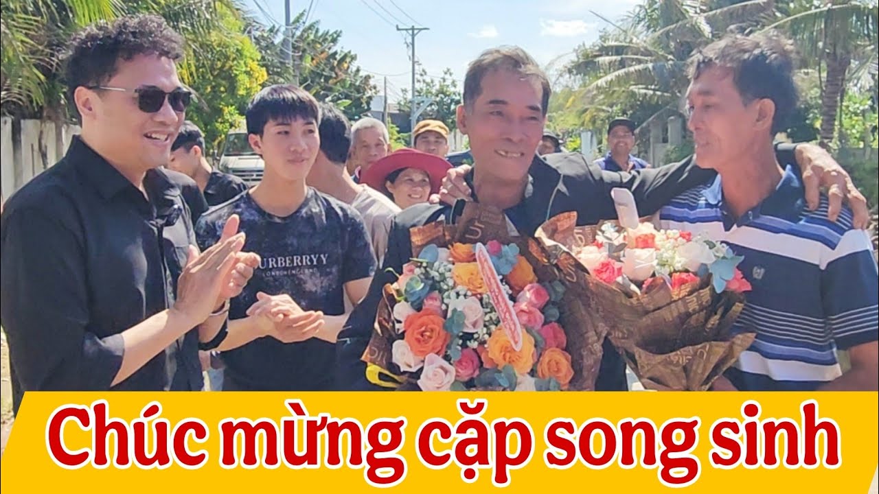 ( 1455 ) Cả làng kéo đến xem cuộc đoàn tụ của 2 anh em sinh đôi. Gặp lại nhau sau 58 năm. Chúc mừng.