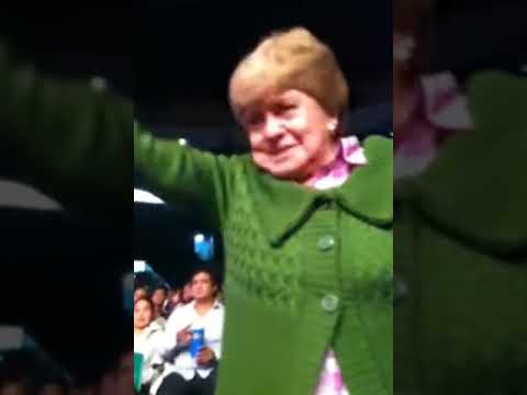 Cuando llevas a tu abuela a las luchas y la prepara...
