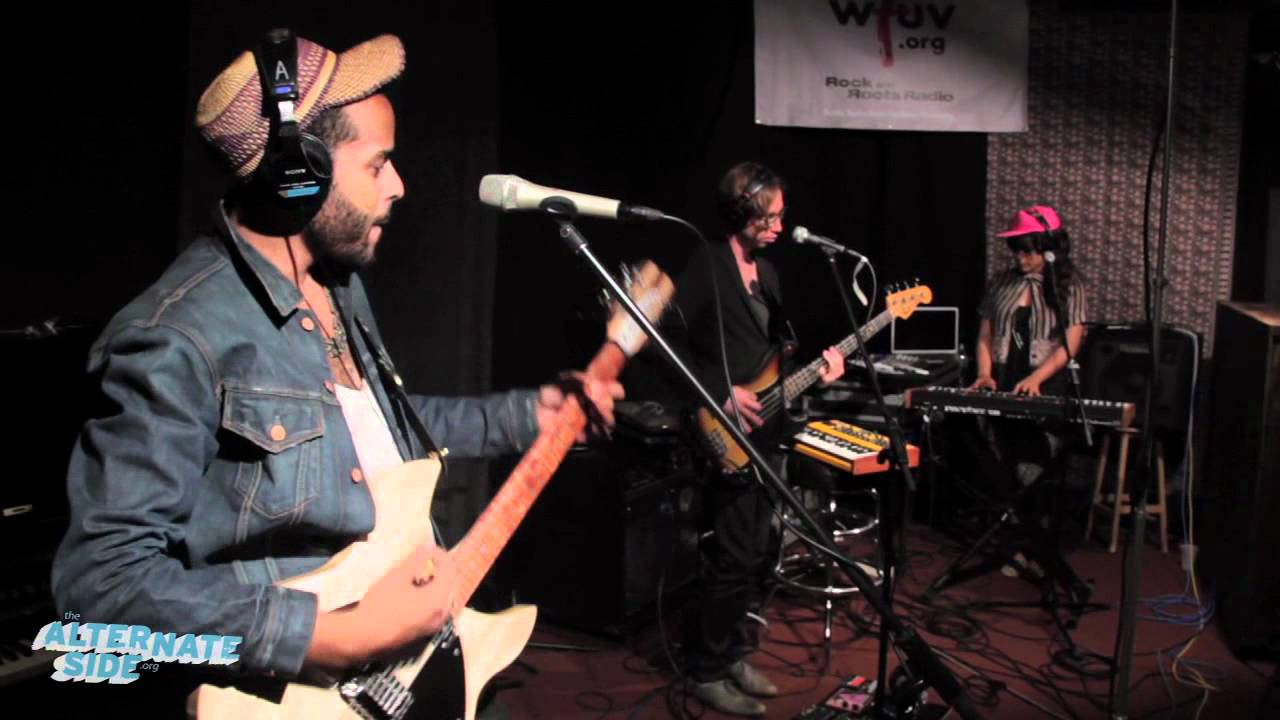 Tonton Twin Shadow - "Five Seconds" (Live at WFUV) di YouTube Tonton Twin Shadow - "Five Seconds" (Live at WFUV) di YouTube