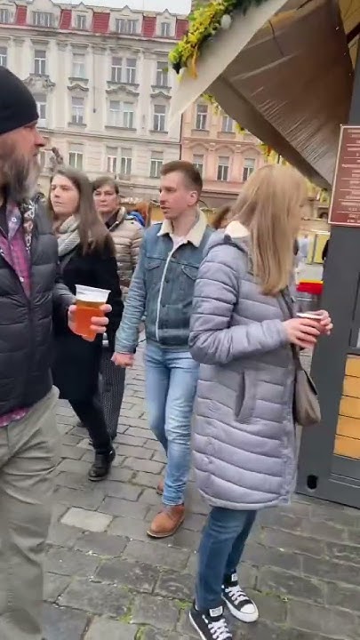 Самый центр празднования. А вы ели такое? #чехия #европа #трейдер # ...
