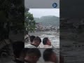 Le alluvioni improvvise che hanno colpito il Nepal hanno lasciato dietro di sé una vasta scia di dis
