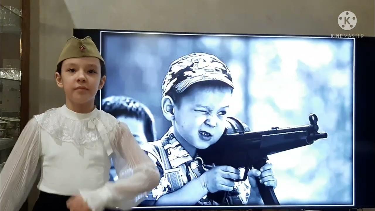Малыш с автоматом. Не играйте мальчики в войну. Дети в военной форме на 9 мая. Музыкальный номер мальчишки играют в солдатов. Дети играют в войну.